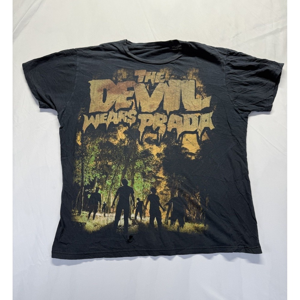 The Devil Wears Prada Band Tee Zombies Graphic t-shirt black adult LARGE holes